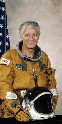 Henry Hartsfield, American NASA astronaut and test pilot (Columbia), dies at age 80